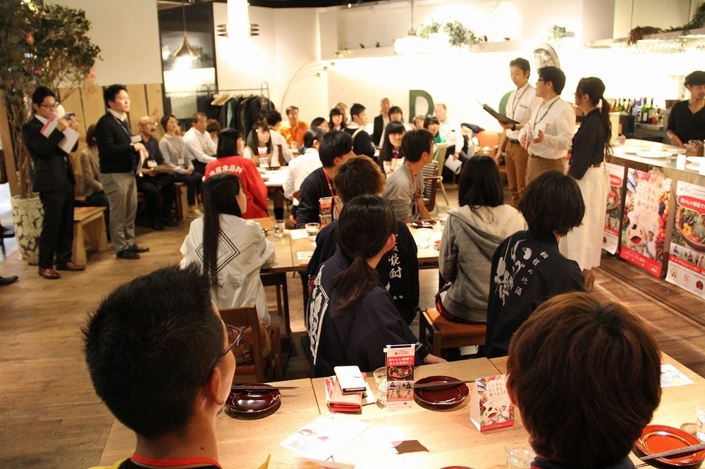 生産者の話を聴く参加学生ら