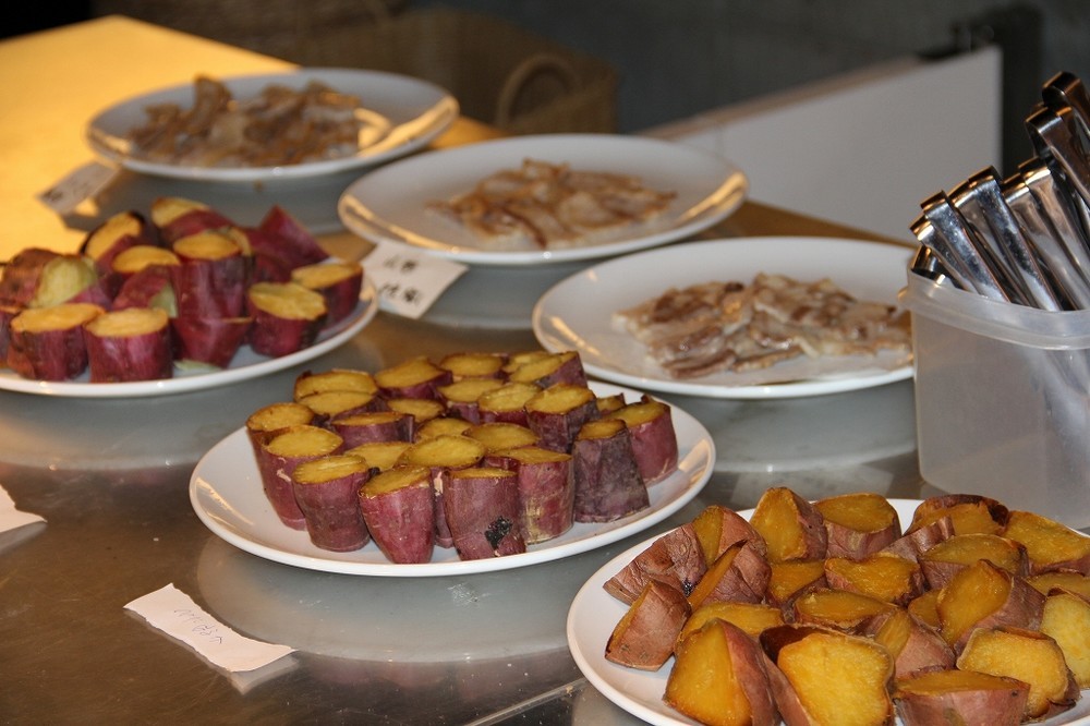 芋は「紅はるか」「安納芋」「鳴門金時」、豚肉は「一貴山豚」「米の娘ぶた」「薩摩黒豚」