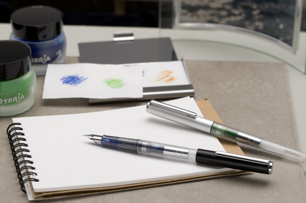 インクが流れる様子が見られる　初心者向けのクリアボディ万年筆