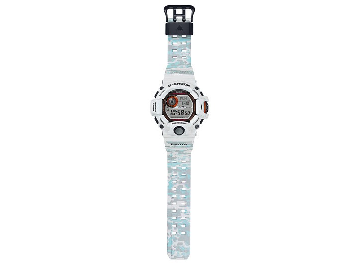 バンドのデザインはスノーカモフラージュ柄