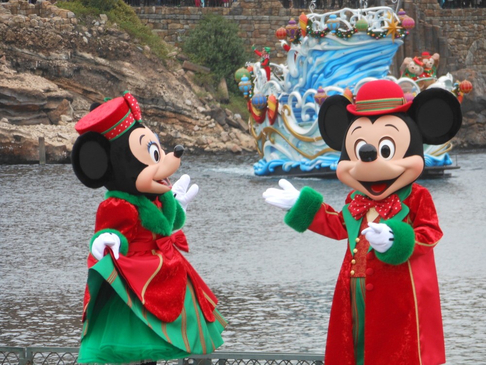 TDSの「パーフェクトクリスマス」シーン2　ゲストたちと交流するミッキー(右)とミニー
