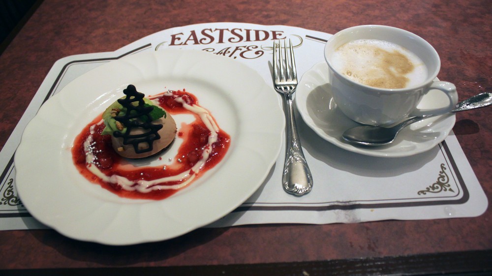 TDLイーストサイド・カフェのクリスマス用スペシャルコース(2800円)のデザート＆カプチーノ
