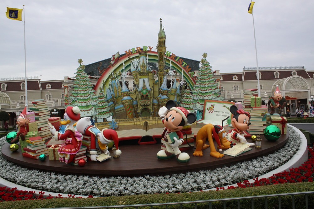 TDL、メインエントランス前に設置されたクリスマス用フォトローケーション