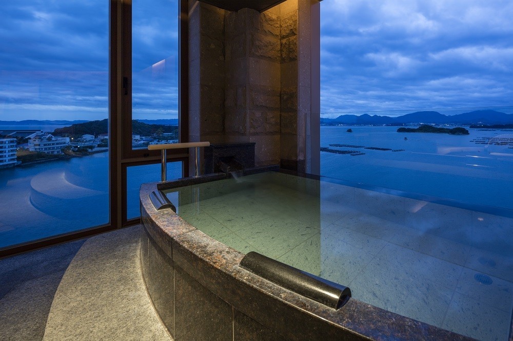 海と一体化するインフィニティエッジの露天風呂