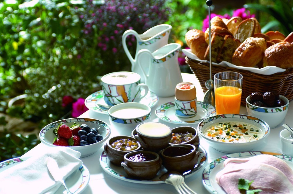 「神戸北野ホテル」の山口シェフが師匠ベルナール･ロワゾー氏から受け継いだフランスの名店「ラ･コート･ドール（現ルレ･ベルナール･ロワゾー）」の ヨーロピアン・ブレックファースト。宿泊客のみに提供している「世界一の朝食」を普段朝食では使わないフレンチレストラン「アッシュ」で山口シェフの解説 と共に味わう