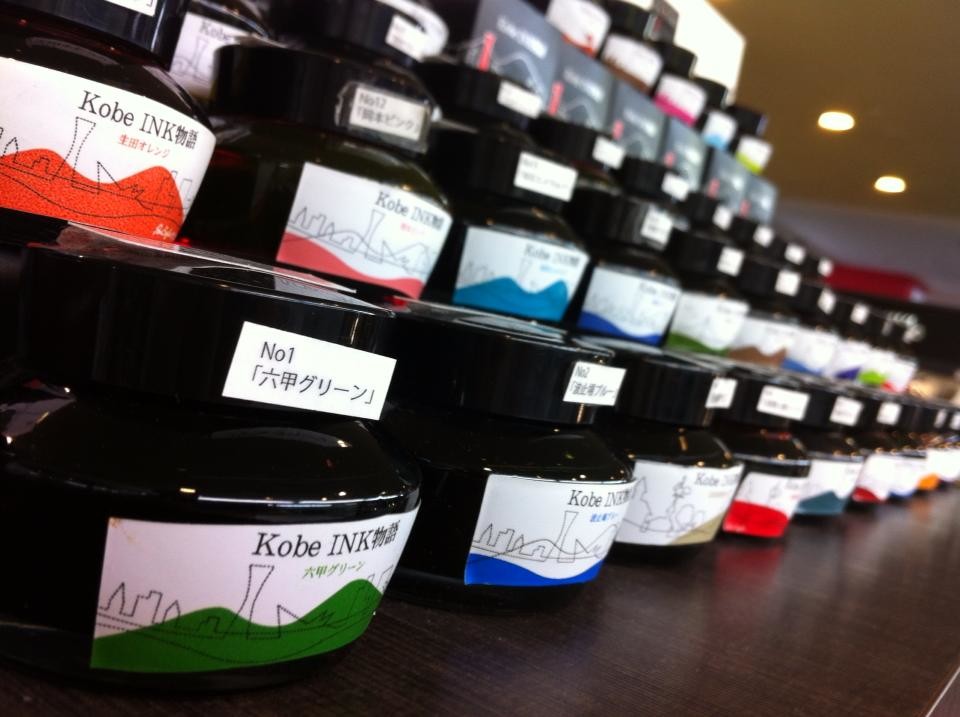 1882年(明治15) 創業［ナガサワ文具センター］の、神戸の街のイメージを54色で表したインクシリーズ「Kobe INK物語」が日本国内のみならず海外からも注目されている。同センター煉瓦倉庫店の店内ツアーがあり、お土産にはお好きな「Kobe INK物語」１色と、［NAGASAWA煉瓦倉庫店］限定万年筆をプレゼント
