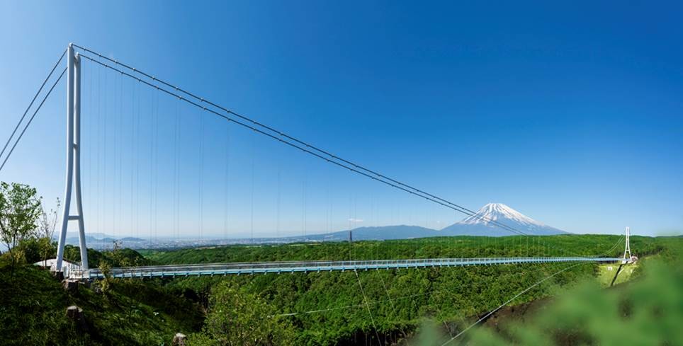 最高峰・富士を望む最長吊り橋　大分・九重