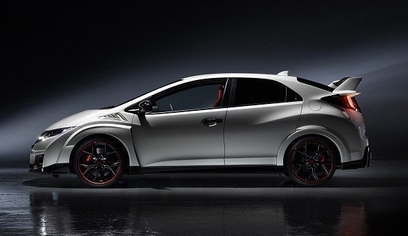 ハイパフォーマンスタイヤ、19インチアルミホイール採用