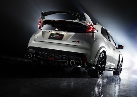 強力なダウンフォースを発生するリアウイング