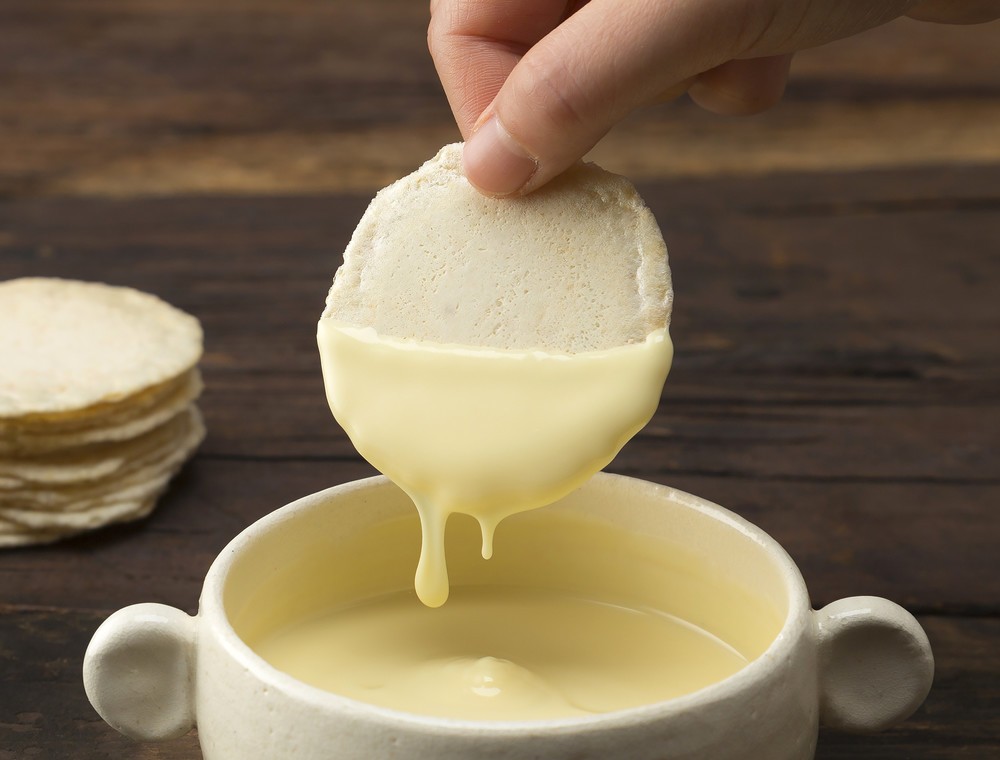 えびせん業界初！香川・観音寺の志満秀から...とろり溶けたチーズと味わう「フォンデュ」