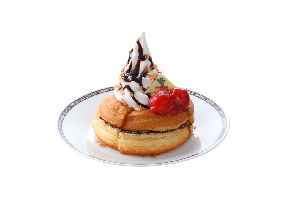 チョコレートや粒イチゴのソースなどがトッピングされている