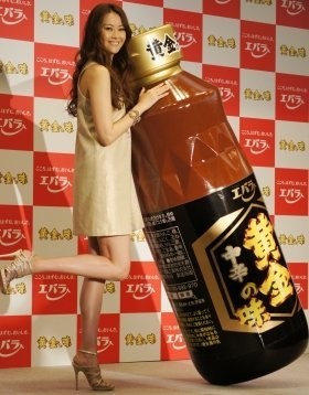 焼肉のたれ、ごま油、スミノフ...　意外な空きビンが「オシャレ花瓶」に