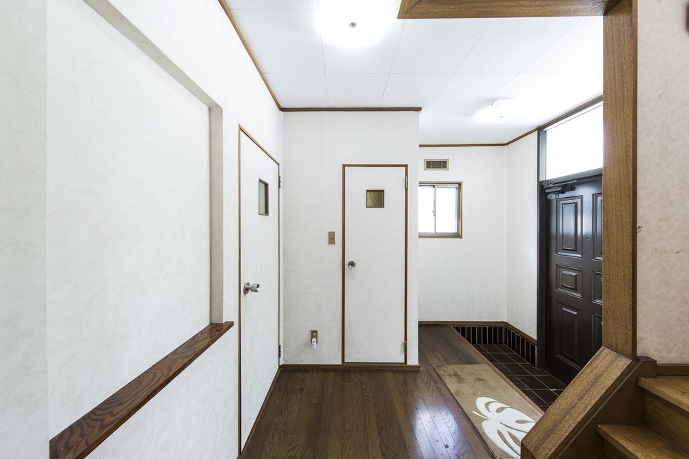 壁紙が経年で劣化した玄関は(kenta hasegawa)
