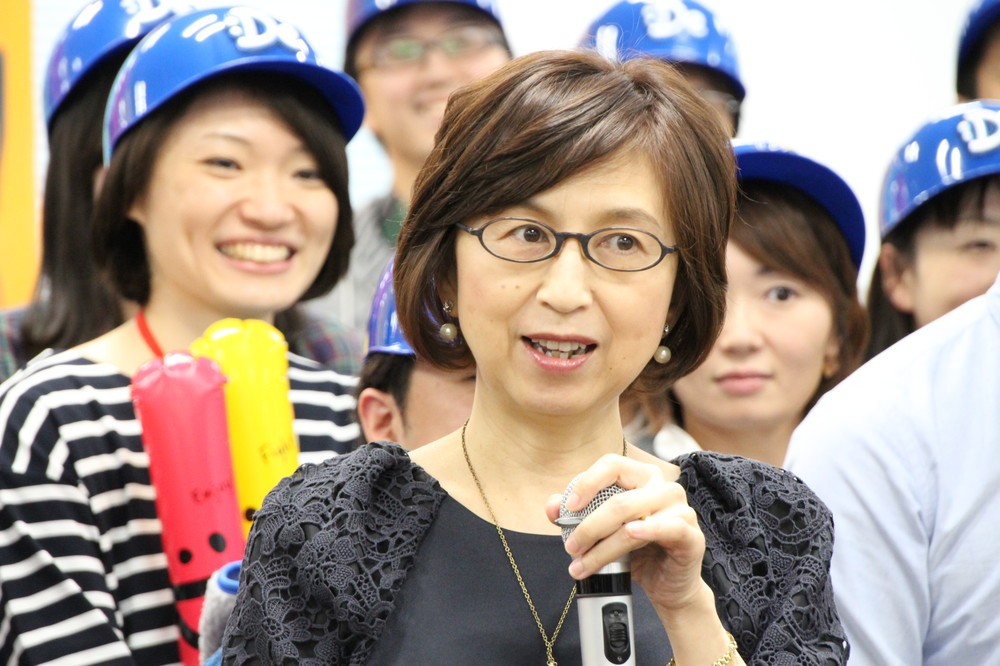 気合十分で新監督を迎える南場智子・球団オーナー（2015年11月26日撮影）