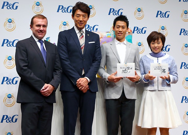写真右から石川佳純選手、錦織圭選手、松岡修造さん、Ｐ＆Ｇ代表取締社長のスタニスラブ・ベセラさん