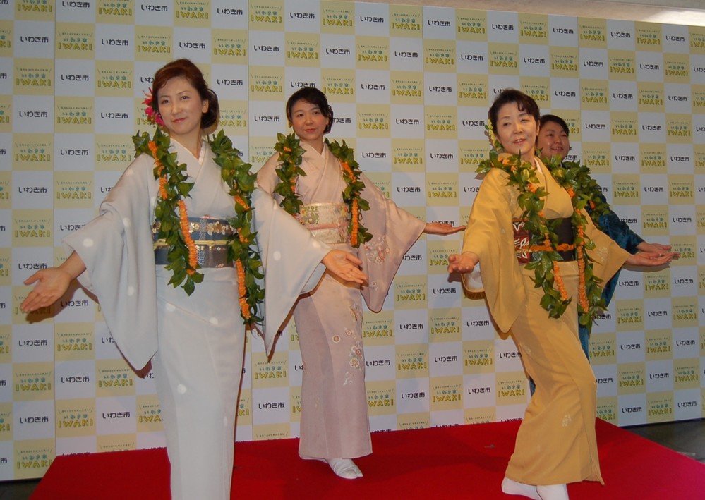 湯本温泉の女将たちによる「着物フラ」