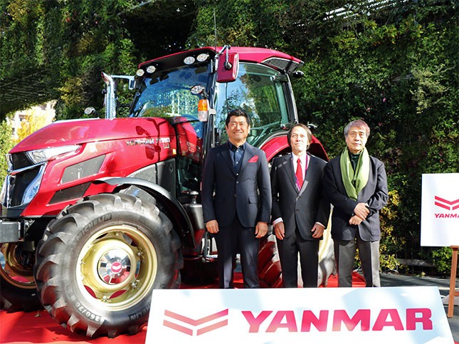 写真右から、安藤忠雄さん、ヤンマー代表取締役社長山岡健人さん、奥山清行さん