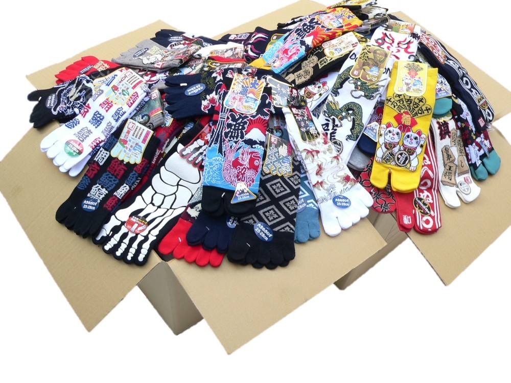 様々な柄の足袋や五本指タイプの靴下が365足のセットで販売