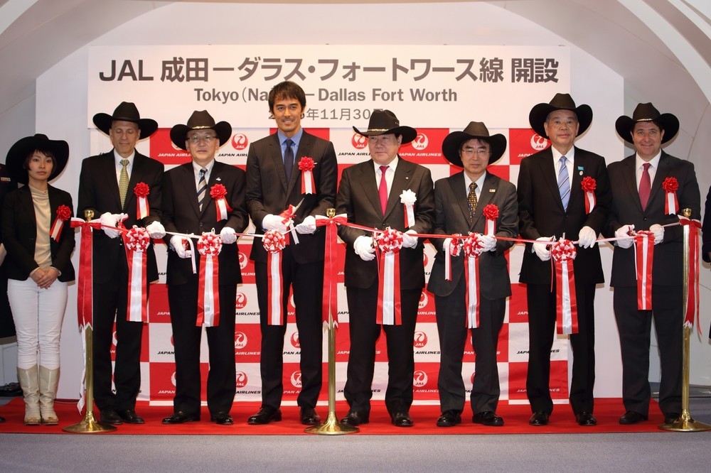 テープカットで路線再開を祝った。中央左が阿部寛さん、中央右がJALの植木義晴社長