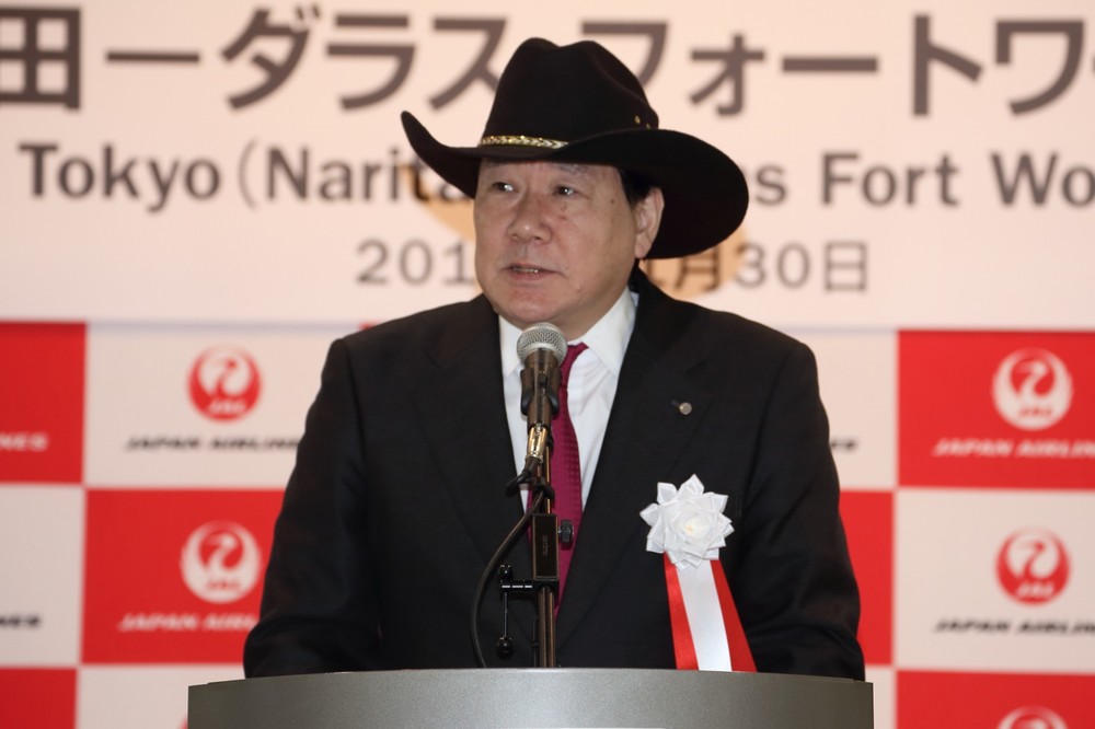 植木義晴社長はカウボーイハット姿であいさつした