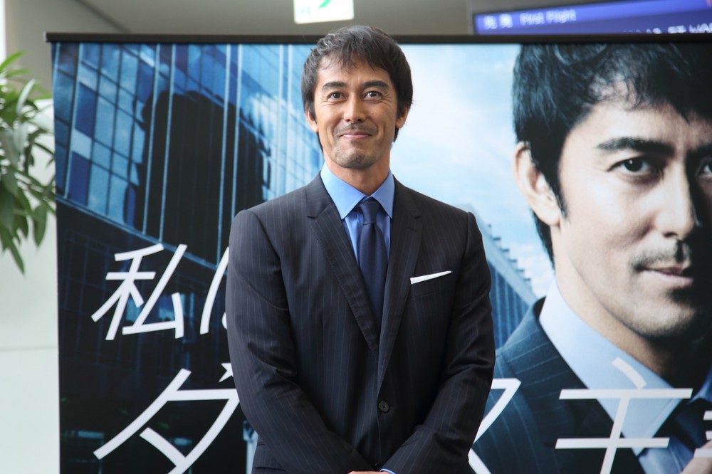 搭乗ゲートであいさつを終えた阿部寛さん