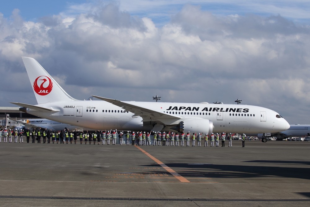 初便は空港係員に見送られて出発した