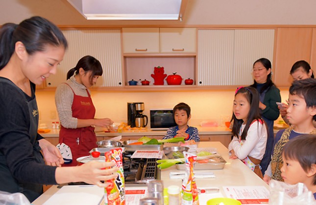 キッチンを最前列で取り囲んだ子どもたちは、浜田さんの実演を食い入るように見つめる