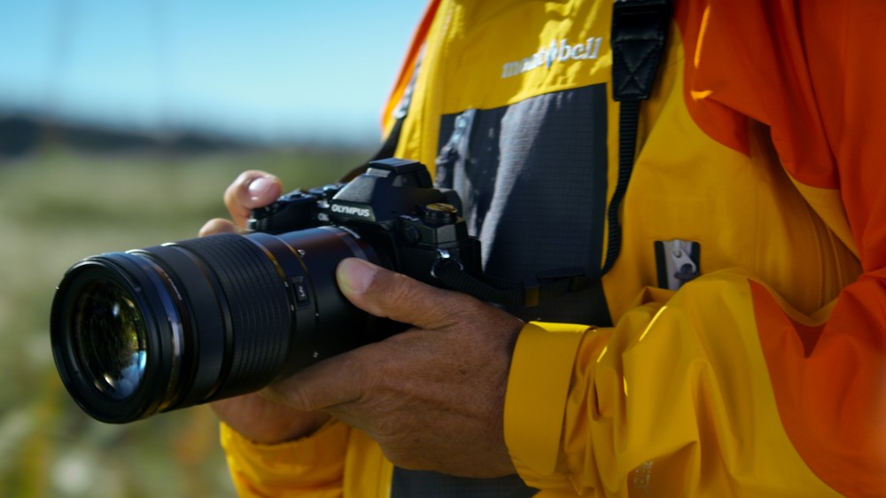 岩合さんが愛用するミラーレス一眼カメラ「OLYMPUS OM-D」