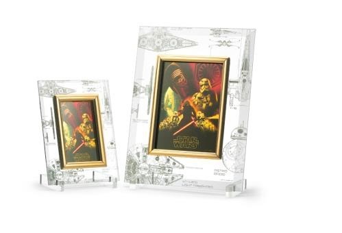 同デザインの純金1g使用（左）と5g使用（右）（（C）& TM Lucasfilm Ltd.）
