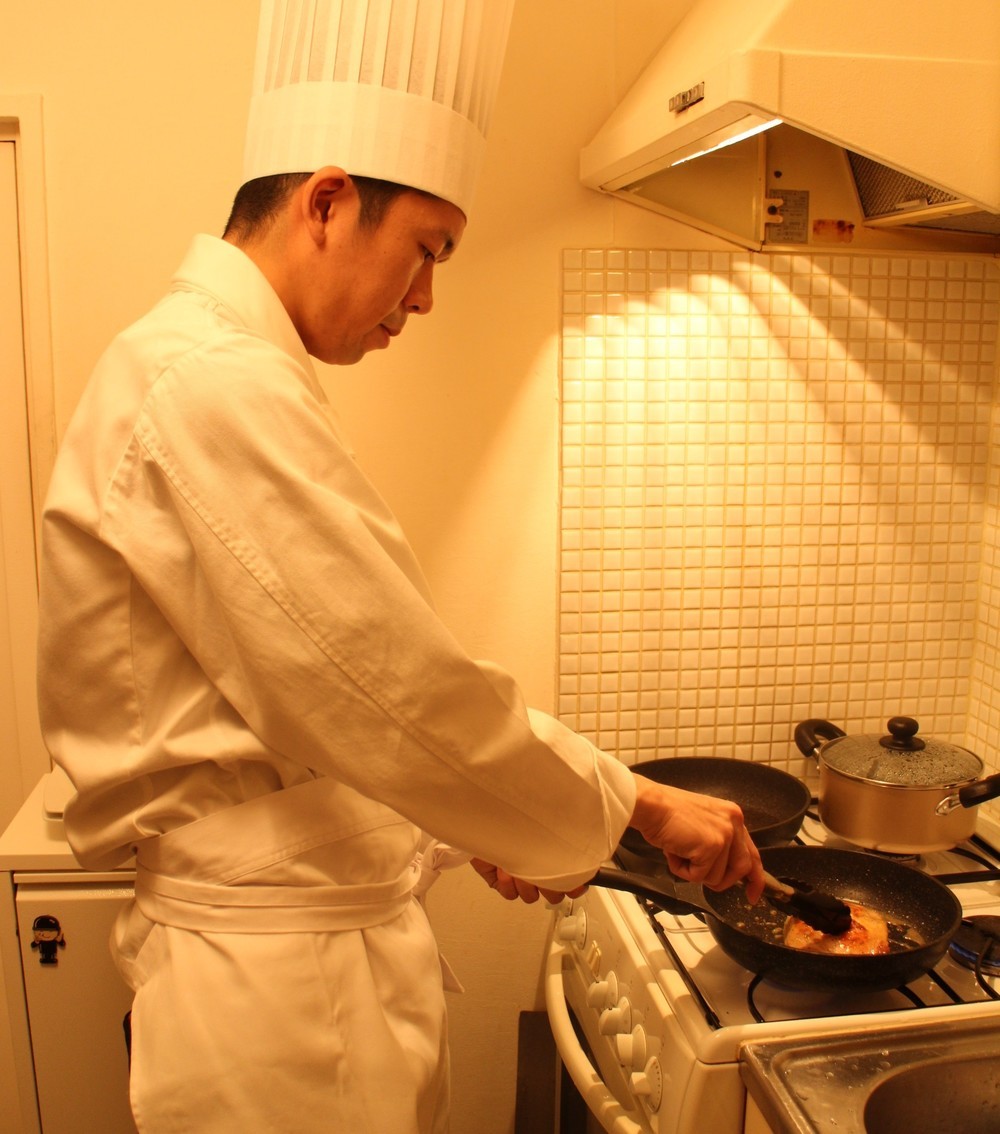 シェフがプロの調理を披露　※一般家庭で撮影しています