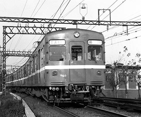 小さい正面窓が特徴の700形(初期車登場時)