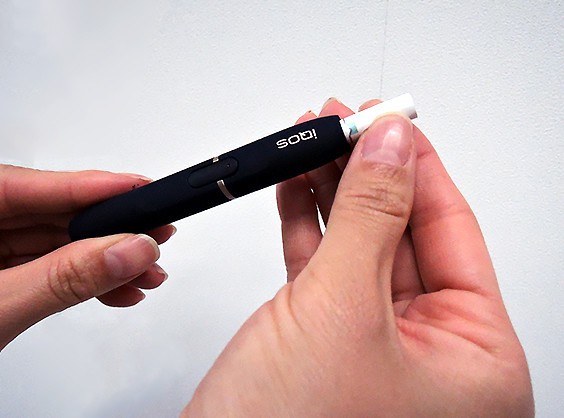 充電されたiQOSホルダーにマールボロ ヒートスティックを差し込み、側面にあるボタンを約2秒押すと加熱がスタート。ライトが点滅から点灯に変わったら使用可能となる