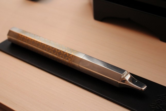 煙管、高下駄...伝統を現代へ　レディー・ガガも注目する気鋭のアーティスト・舘鼻則孝さんが展覧会