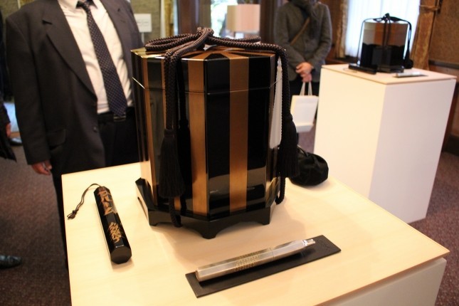 「Theory of Elements」。煙管を収める箱とセットになっている