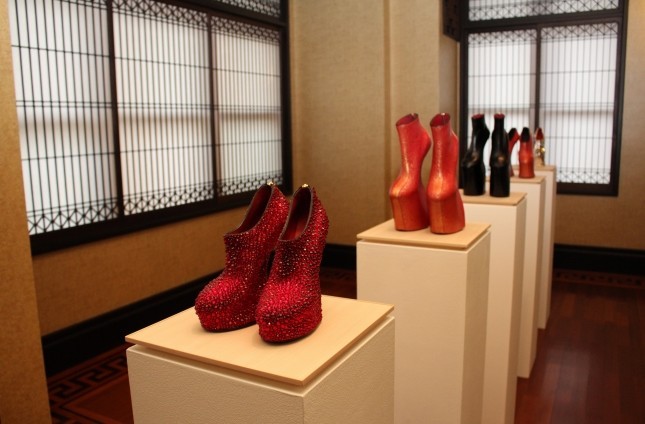 やはり高下駄がモチーフで、舘鼻さんの代表作である「ヒールレス・シューズ」