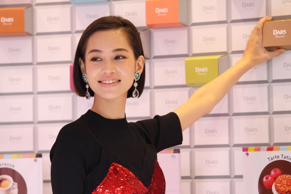 金色のダースの箱を入れて…