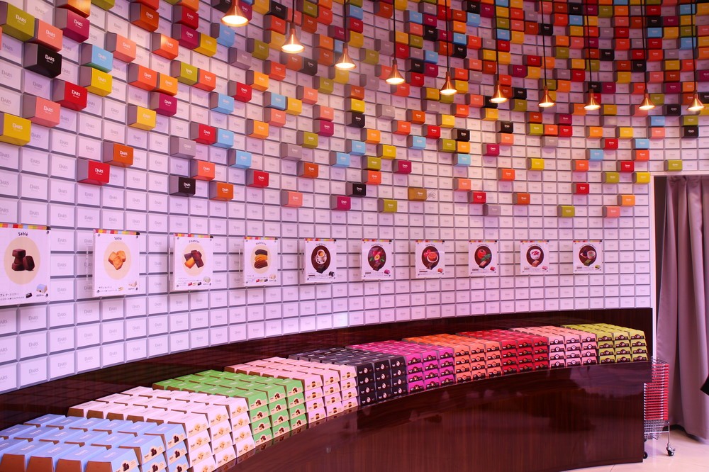 店内には鮮やかな色の箱が所狭しと並んでいる