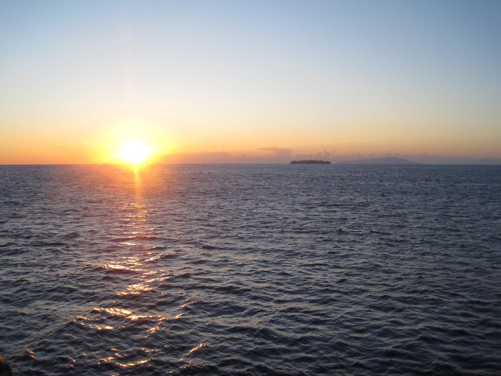 水平線から上る朝日のイメージ