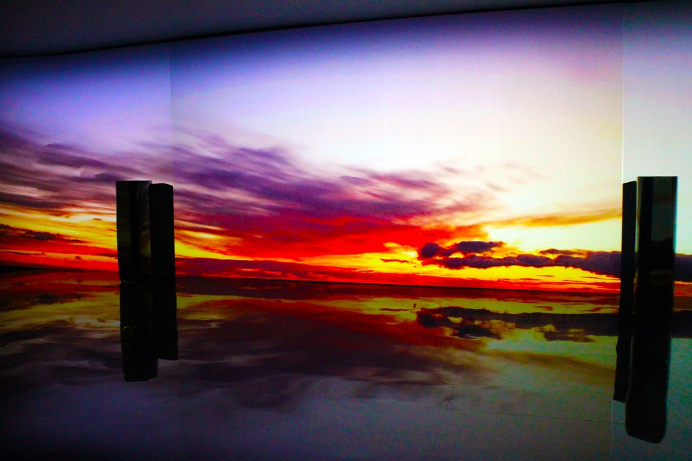 床に映像が反射しウユニ塩湖のよう