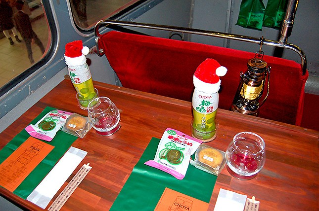 バスの2階に上って席に座ると、食べ物がすでに用意されていた