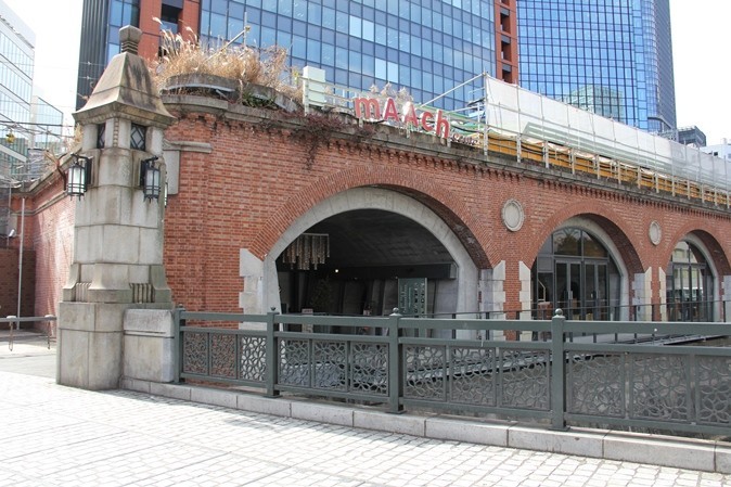 マーチエキュート神田万世橋は、レンガ造りの高架橋内にある（編集部撮影）