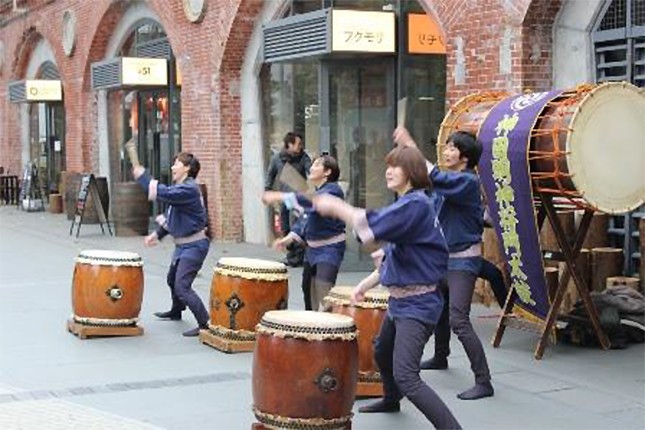 神田明神タイアップ企画として、1月3日14時から約20分間、「神田明神 将門太鼓」演奏も行われる