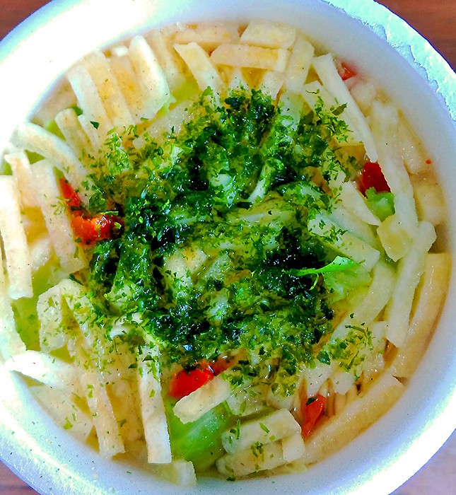 お湯を入れて青のりをのせると…