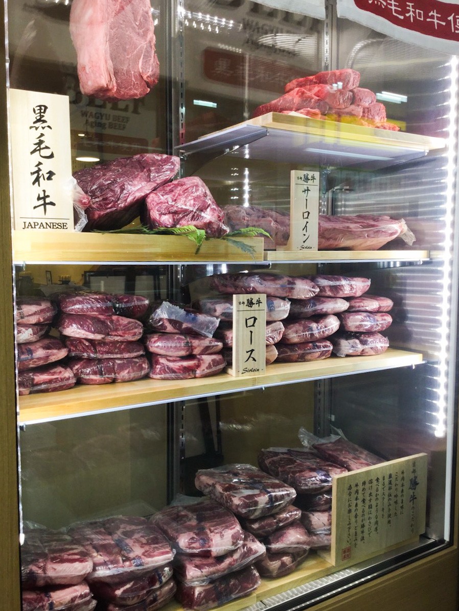 店頭のショーケースには厳選牛肉が並ぶ
