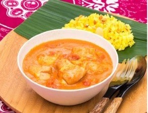 「チキンムアンバ」（鶏モモ肉とナッツのトマト煮）