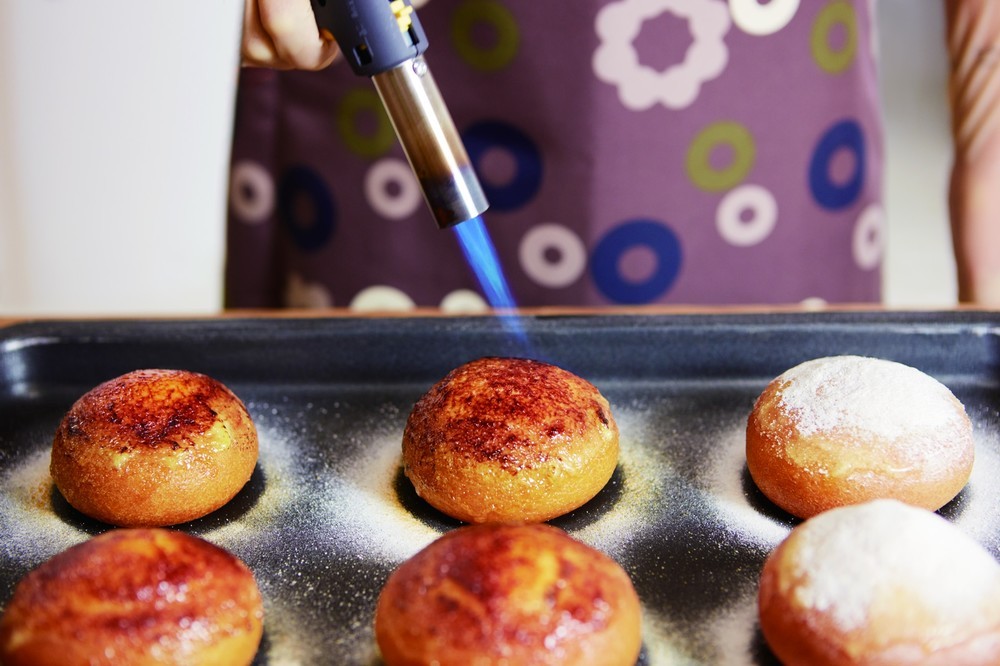 バーナーで表面をあぶる