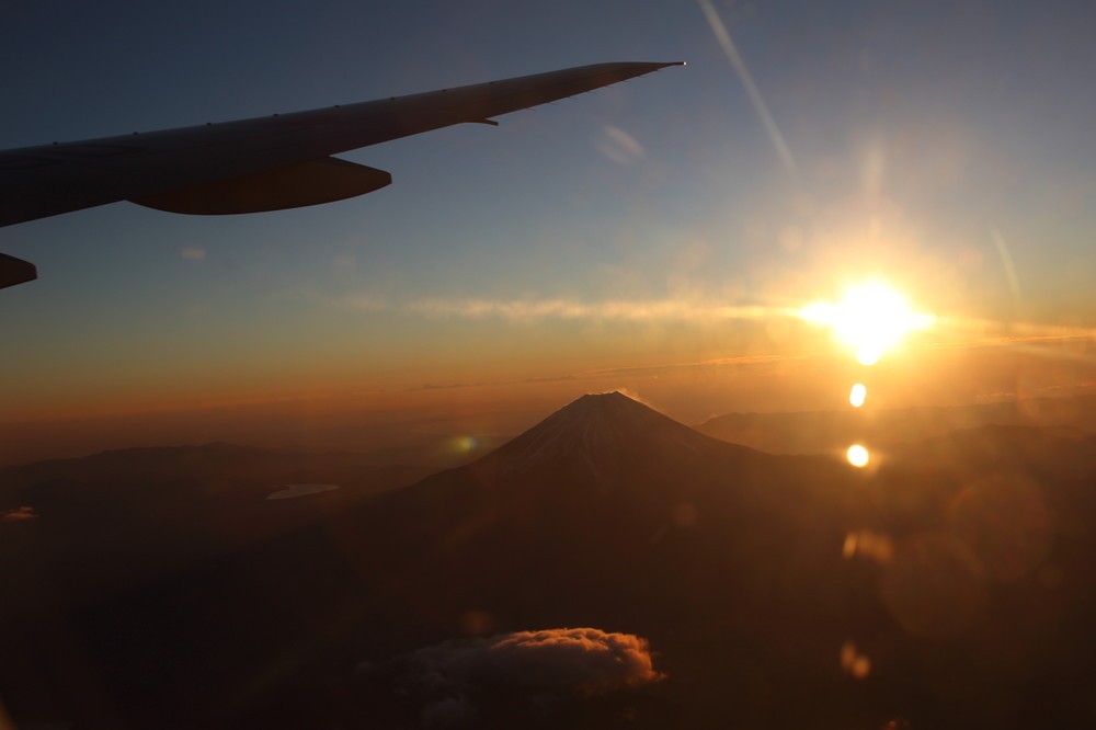 高度4900メートル、富士山上空で「ご来光」　JALが恒例「初日の出」フライト