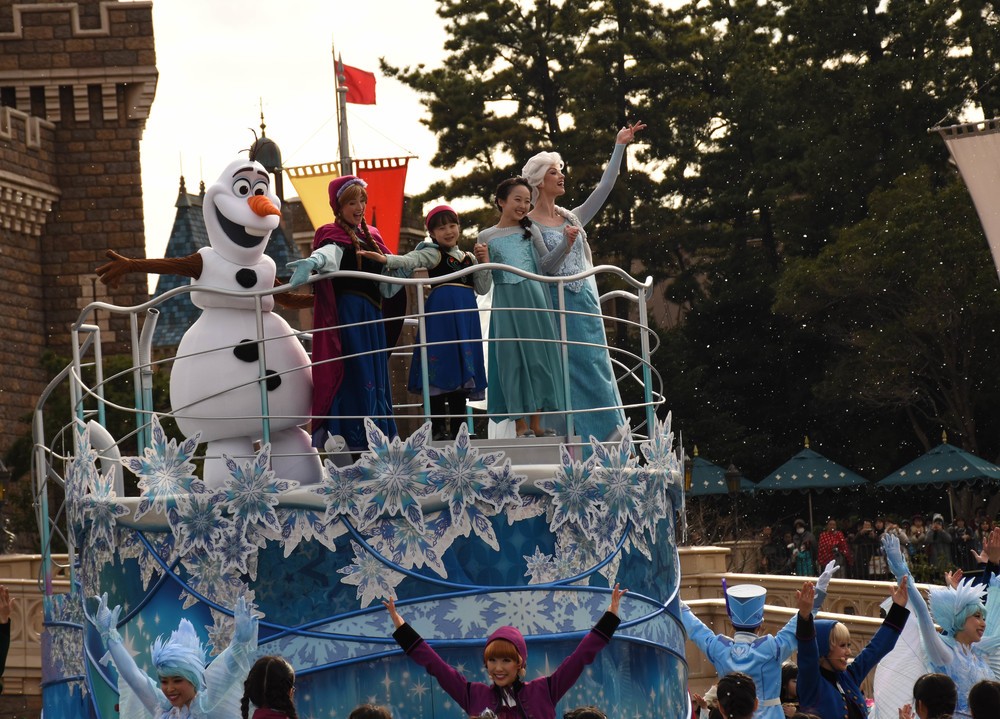 1月11日のプレスプレビューでの「ウィンターグリーティング」本田望結さん、紗来さん姉妹がアナやエルサ、オラフとフロートの上に並んだ