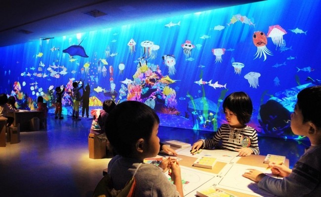 描いた魚が泳ぎ出す「お絵かき水族館」　北海道新幹線開業記念で開催