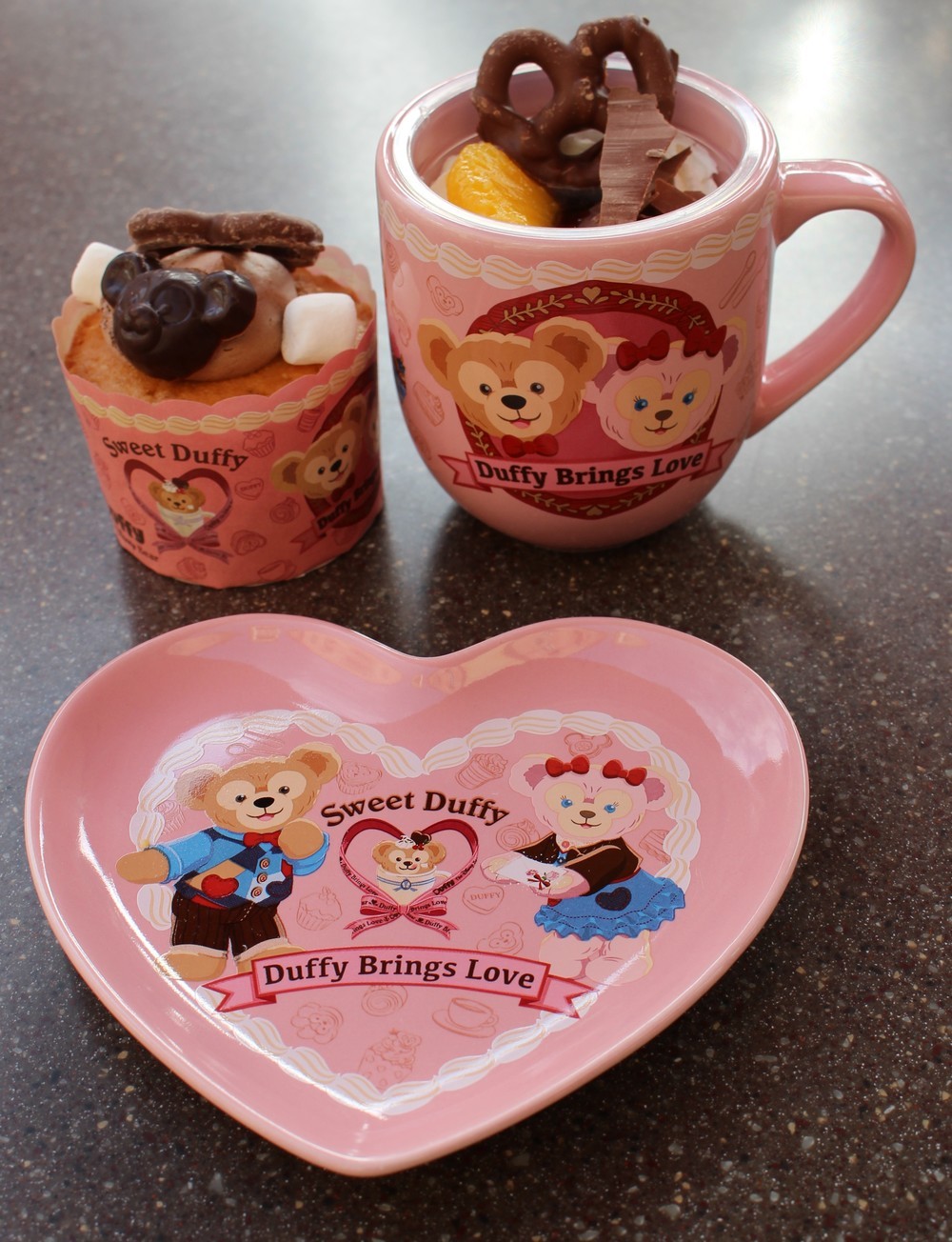 スーベニアプレート付ヘーゼルナッツケーキ、スーベニアカップ付きチョコレートプリン